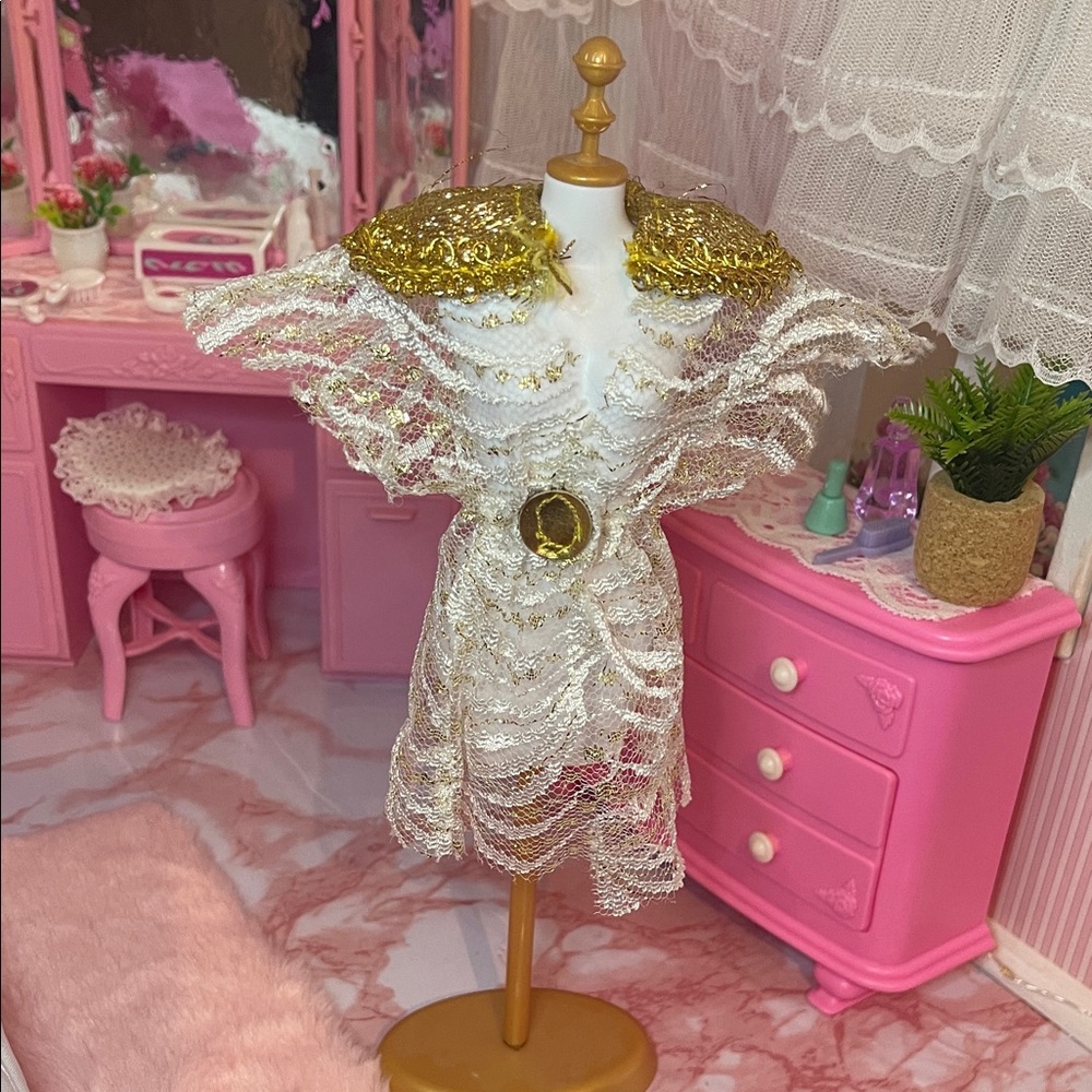 JEM and the holograms gold top